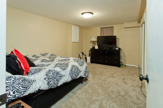 Building Photo - Charming 3-Bed Duplex in SE Minneapolis