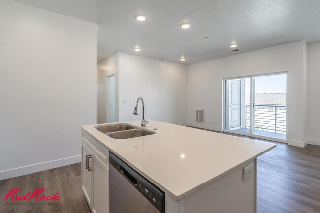 Building Photo - Pet Friendly 2 Bedroom Condo in Desert Color!