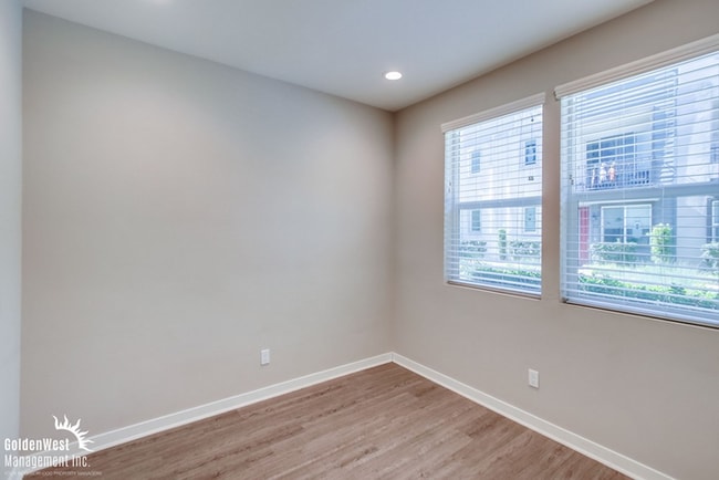 Building Photo - Stylish 3Bdm 3Ba Townhouse with Modern Upgrades and Prime Location in Escondido!