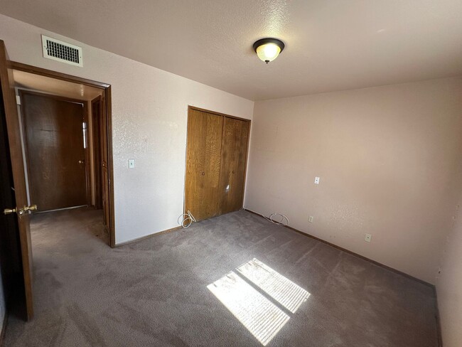 Building Photo - Cute 2 bedroom, 2 bathroom home with firep...