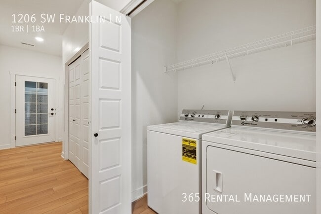 Building Photo - 1206 SW Franklin Ct