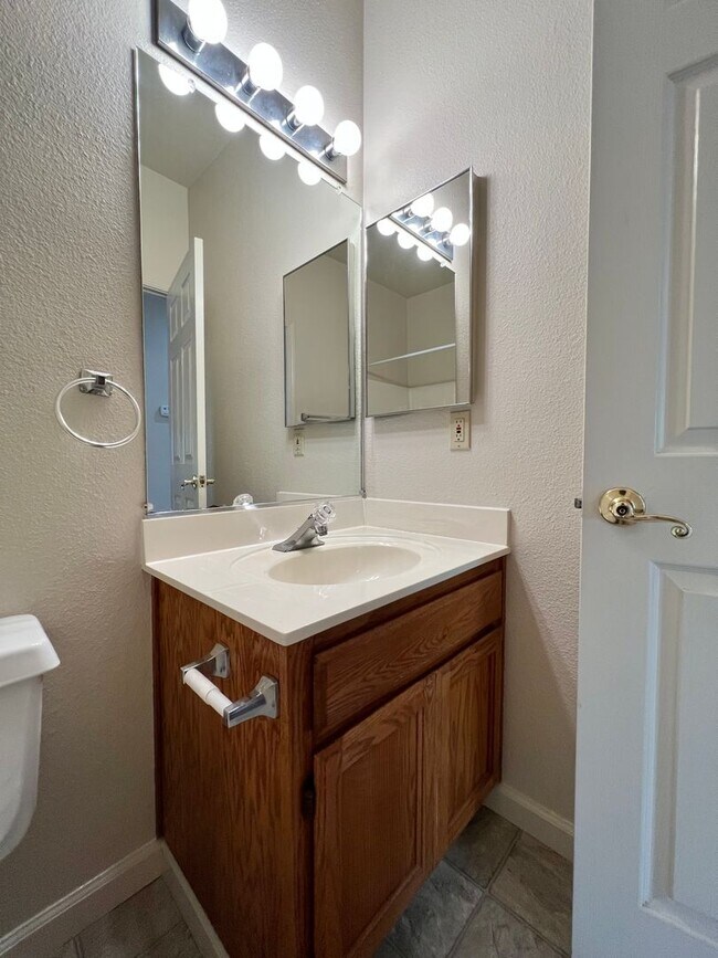 Building Photo - 3 Bedroom, 2 Bathroom Popular North Napa Rancho Las Flores Area