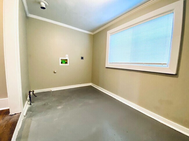 Building Photo - 3 bedroom, 2 bathroom recently updated in Cooper Young