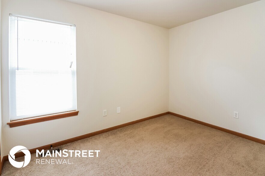 Building Photo - 424 NE Wolf Creek Dr