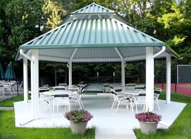 Building Photo - 2 Richmond Rd