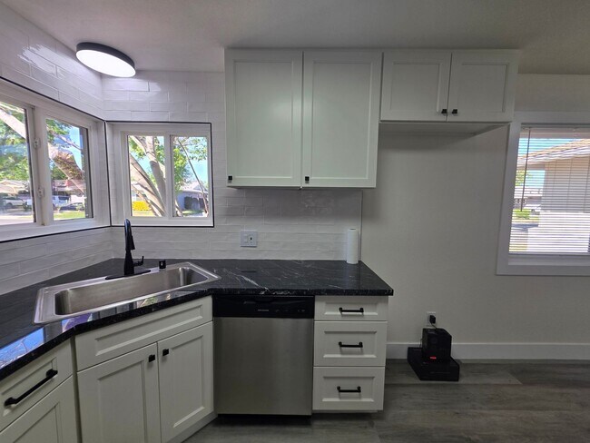 Building Photo - Remodeled Single Story in College neighborhood!