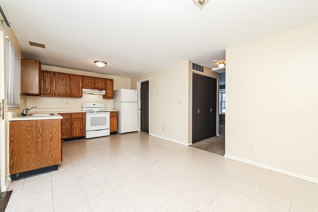 Building Photo - 5877 Taylorsville Rd