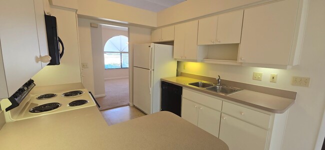 Building Photo - 3 Bed, 2 Bath, 2 Car garage.