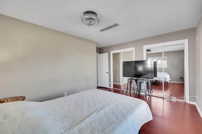 Building Photo - 1736 NW 38th St