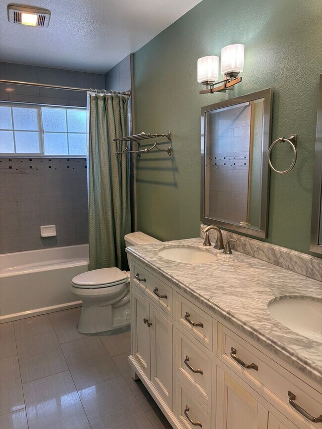 Building Photo - Large 4 Bedroom 3 bath Home, Plus Bonus Ro...
