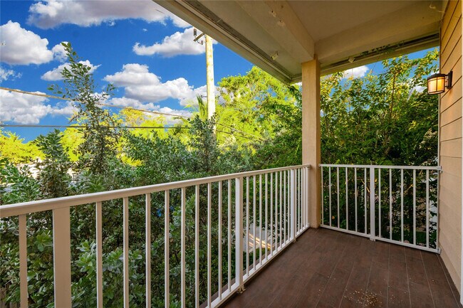 Building Photo - 324 SW 14th Ct