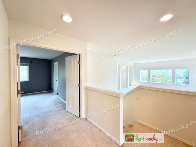 Building Photo - Beautiful 4 Bedroom Home in Lakeland Hills! High Ceilings, Natural Light, and Generous Layout!
