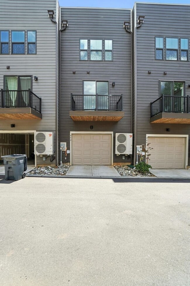 Building Photo - Modern City Living Near Uptown Charlotte