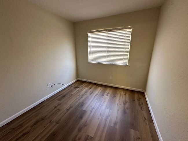 Building Photo - 3-bedroom, 2 car garage, dishwasher, stove...