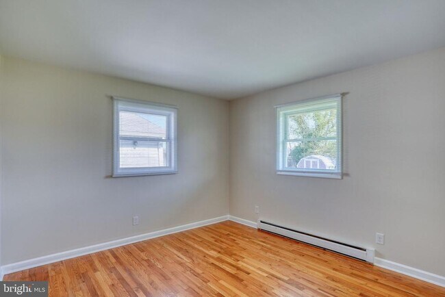 Building Photo - 206 N Main St