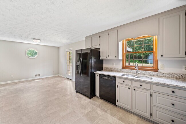 Building Photo - 58 6th Ave
