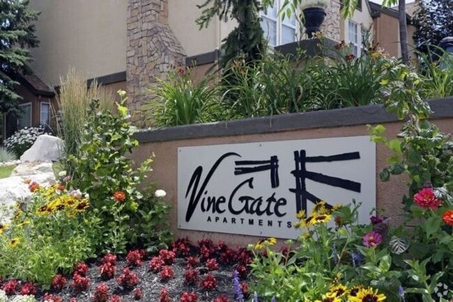 Building Photo - Spacious 2 Bed 1.5 Bath Townhome in Murray! $1000 Amazon Gift Card!