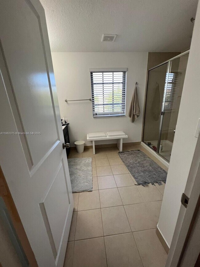 Building Photo - 415 NE 194th Ln