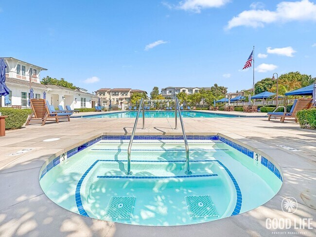Building Photo - Stunning 3B/3BA Townhome in Oceanside!