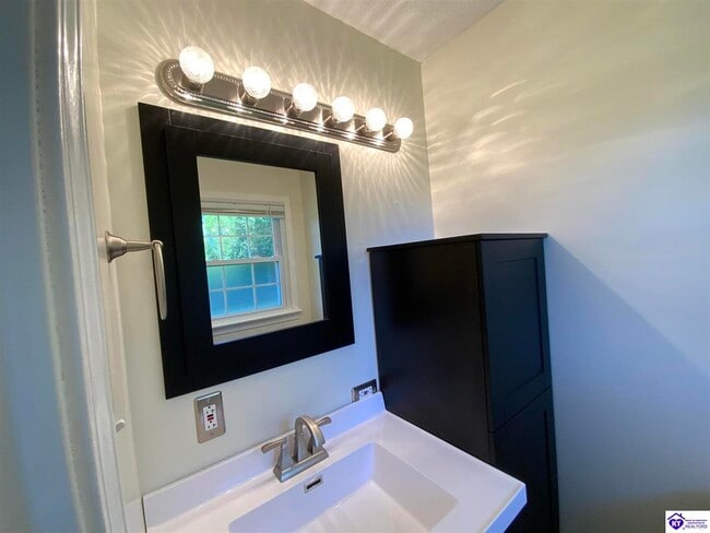 Building Photo - 408 W Crocus Dr