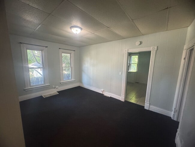 Building Photo - Charming Two-Bedroom Home Awaits!