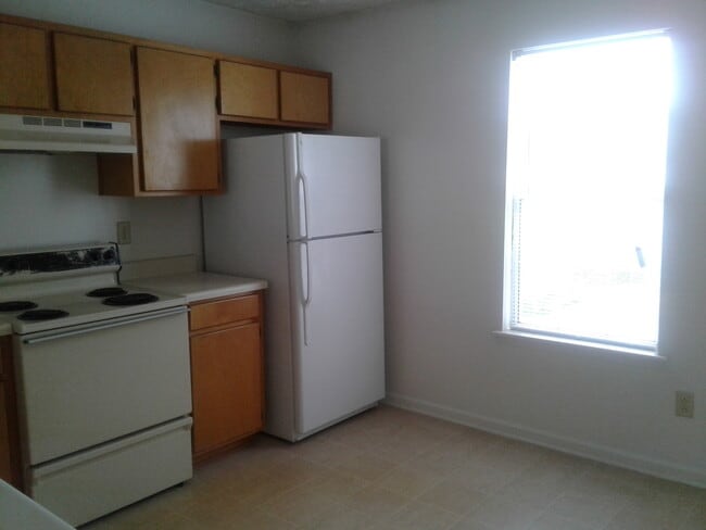 Building Photo - 2 Bedroom 1 Bath Upstairs Unit "Call us about our Move in Special"