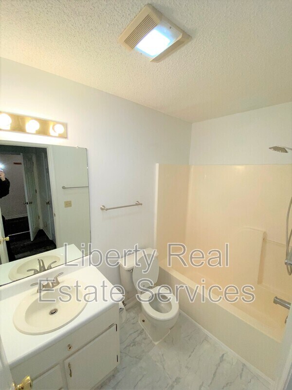 Building Photo - 910 Brett Dr