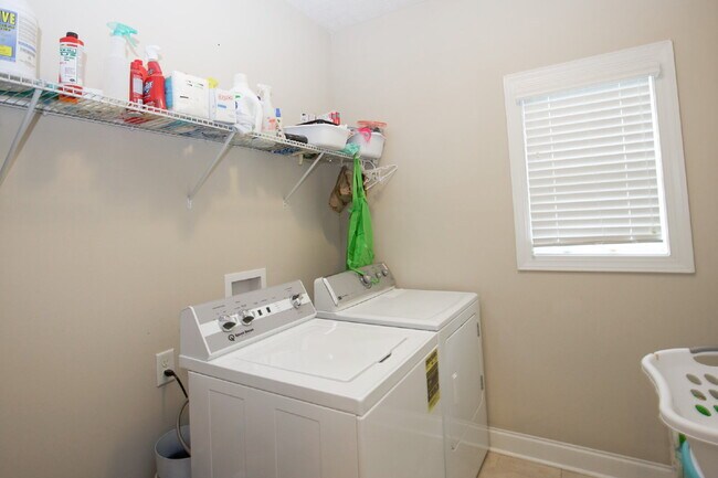 Building Photo - "Large 3-Bedroom plus BONUS Retreat with S...