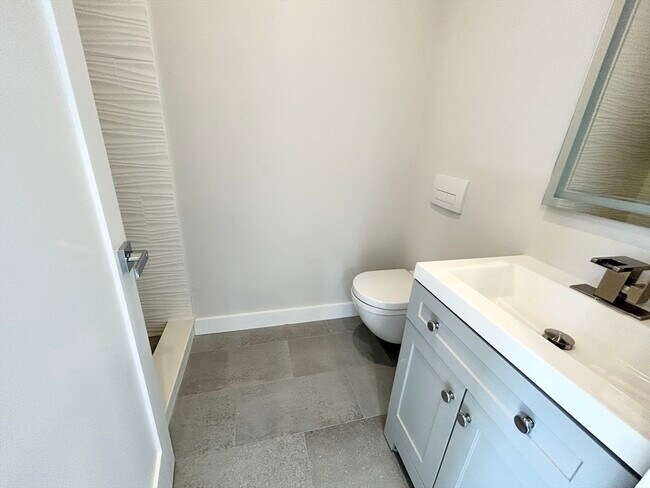 Building Photo - 2 W 3rd St Pl