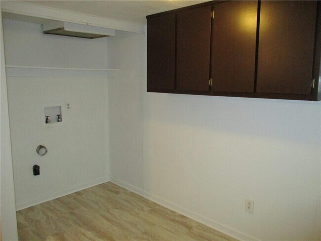 Building Photo - 102 Westcliff Center St