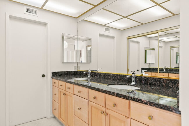 Building Photo - 2957 Seaview Ave