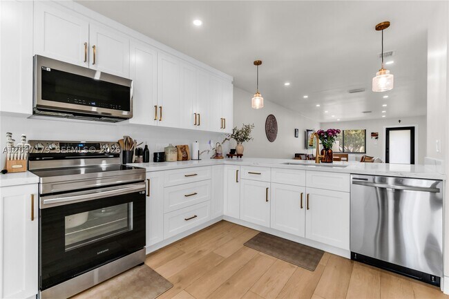 Building Photo - 2437 SW 99th Ct