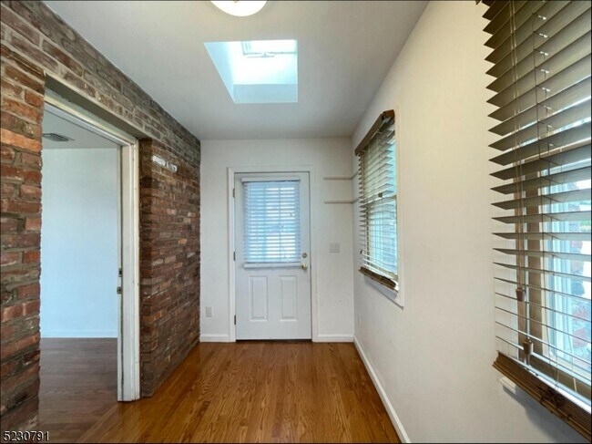 Building Photo - 39 Hillman Dr