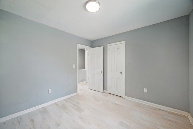 Building Photo - 819 19th Pl