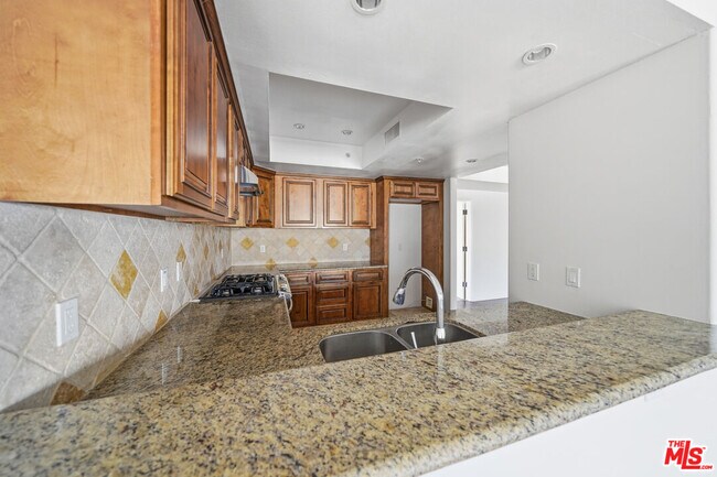 Building Photo - 4733 Elmwood Ave