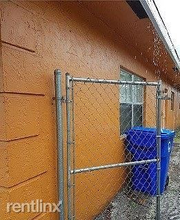 Building Photo - 3 br, 2 bath Townhome - 7640 SW 10th St B