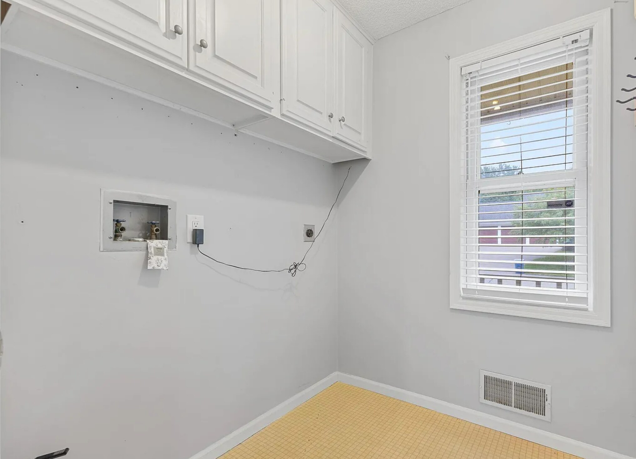 Building Photo - 1900 Vernon Dr S