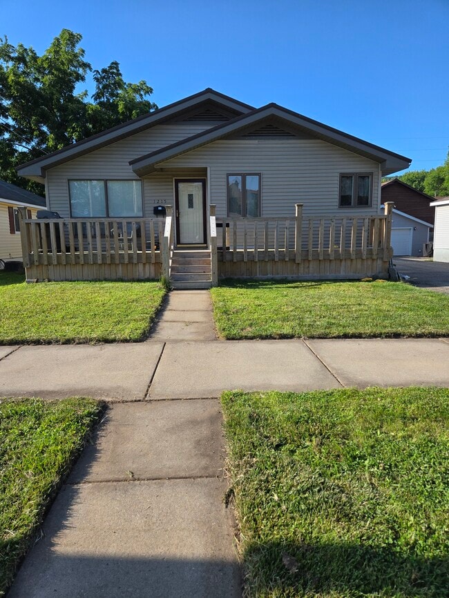 Building Photo - 1215 W Mark St