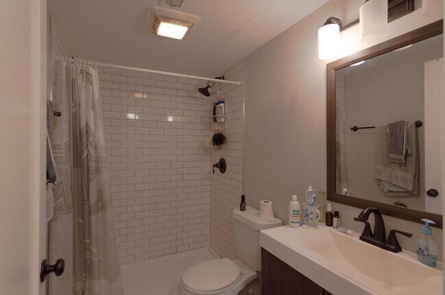 Building Photo - Room for Rent in 5 Bedroom House