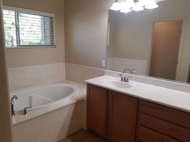 Building Photo - Beautiful, Pet Friendly, Multi-level, 2110 sqft, Luxury Townhouse w/A/C! 3 Bed, 2.5 Bath, + Loft ...