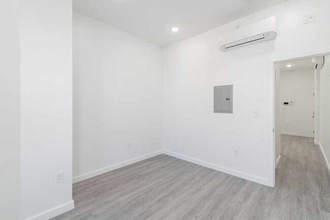 Building Photo - New! Renovated & Modern Apartment