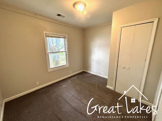 Building Photo - Warm and cozy 2 bedroom/1 bathroom home in...