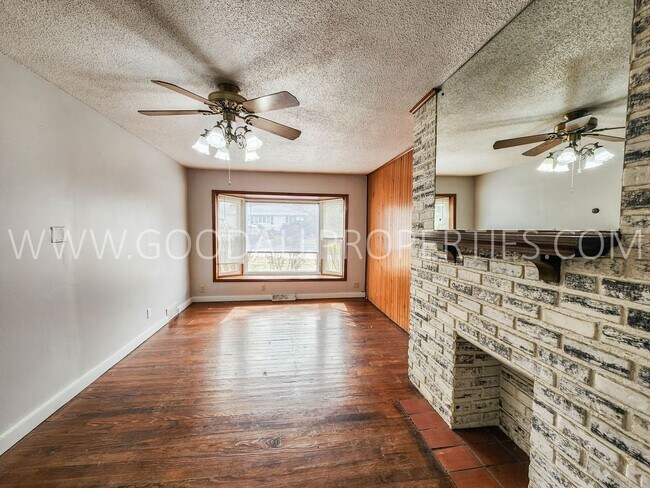Building Photo - Great Deal !!! 4 Bedroom 1 Bath Home in Des Moines