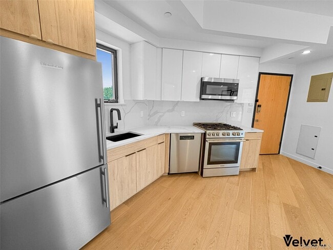 Building Photo - 116-17 Grosvenor Ln