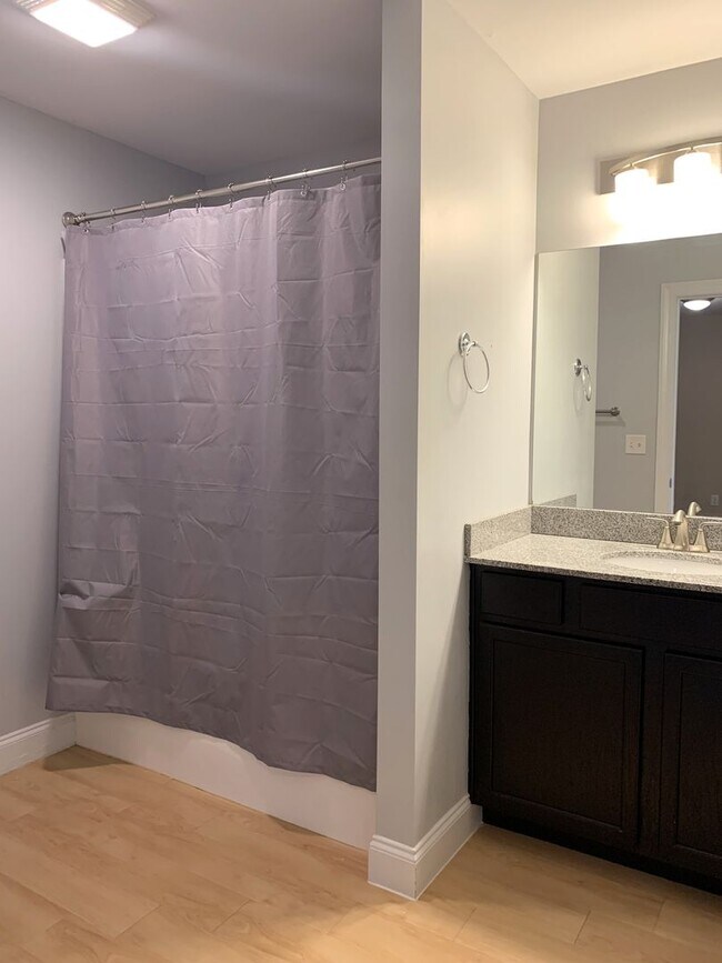 Building Photo - Spacious 3-Bed, 2.5-Bath Townhouse with Fe...