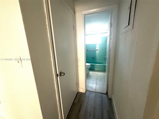 Building Photo - 720 NW 27th Ct