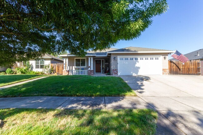 Building Photo - MODERN COMFORT & OPEN LAYOUT 3 BEDROOM SIN...