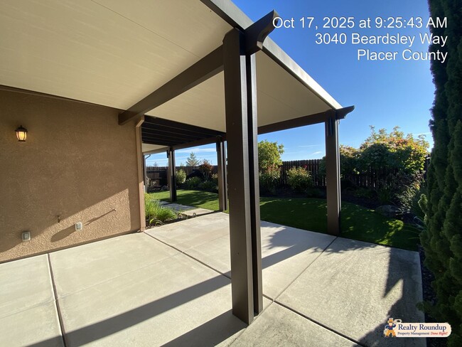 Building Photo - Pristinely Maintained Roseville Home with ...