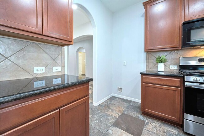 Building Photo - 2819 Lakecrest Way Dr
