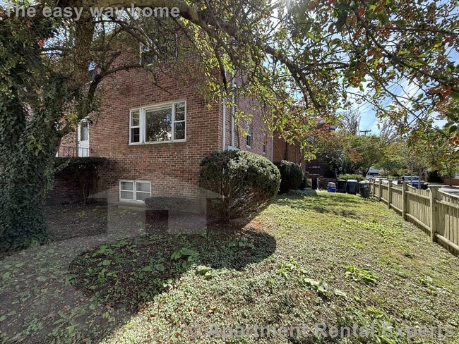 Building Photo - 24 Saville St